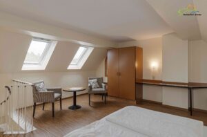 Apartment für fünf, Schlafzimmer im OG
