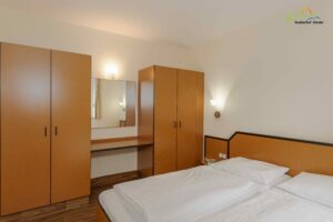 Apartment für drei, Schlafzimmer