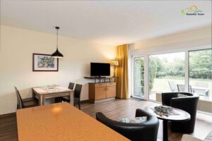 Apartment für drei, Blick zum Esstisch